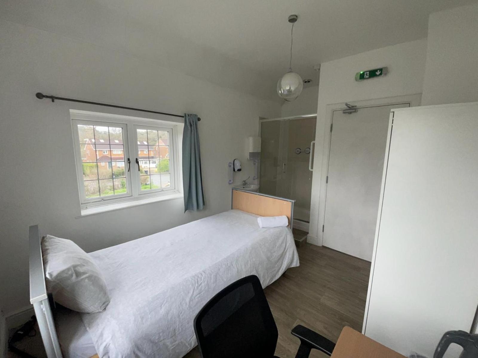 6 Bed-sleeps 10-gym-hottub-garden-parking