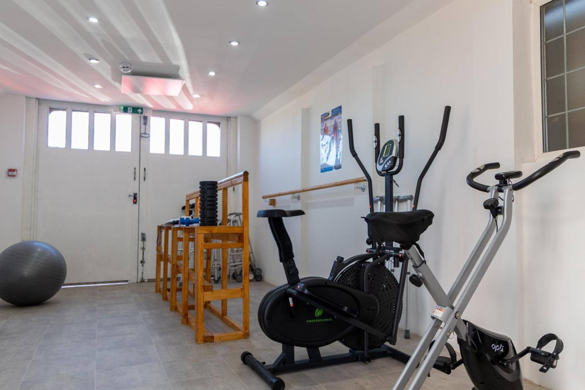 6 Bed-sleeps 10-gym-hottub-garden-parking Holiday home Bristol