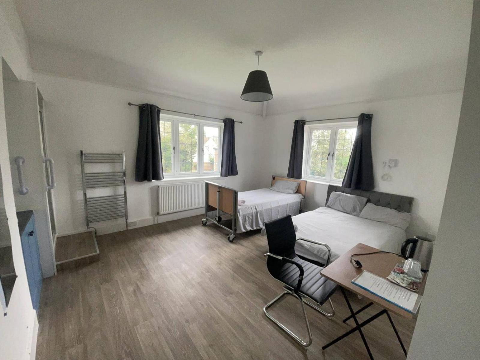 Holiday home 6 Bed-sleeps 10-gym-hottub-garden-parking