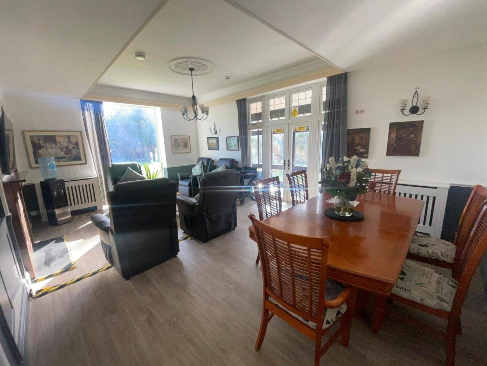 6 Bed-sleeps 10-gym-hottub-garden-parking Bristol